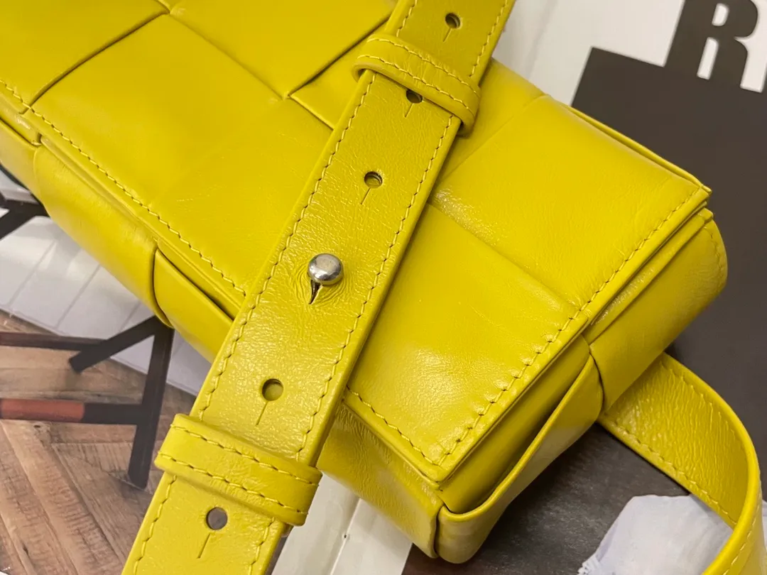 #𝐓𝐇𝐄 𝐁𝐄𝐋𝐓 𝐂𝐀𝐒𝐒𝐄𝐓𝐓𝐄 Checkered waist bag cassette has an updated version🆕The waxed cowhide material is very light and shiny, has a cool feeling, and has the same high-end touch as always. ⚠️The second-generation upgraded version has a long strap of 136cm, tall people can also wear it cross-body at will It is also suitable for boys. It is suitable for couples. It can be used as a handbag, waist bag, crossbody or shoulder bag. It’s small and exquisite, but packs a punch: 💄lipstick 🕶️sunglasses, etc.⋯pack it all! It continues the square shape of the cassette bag and does not deform after loading. It has a very concave shape! Model: 6815# S18.5x5x9.5